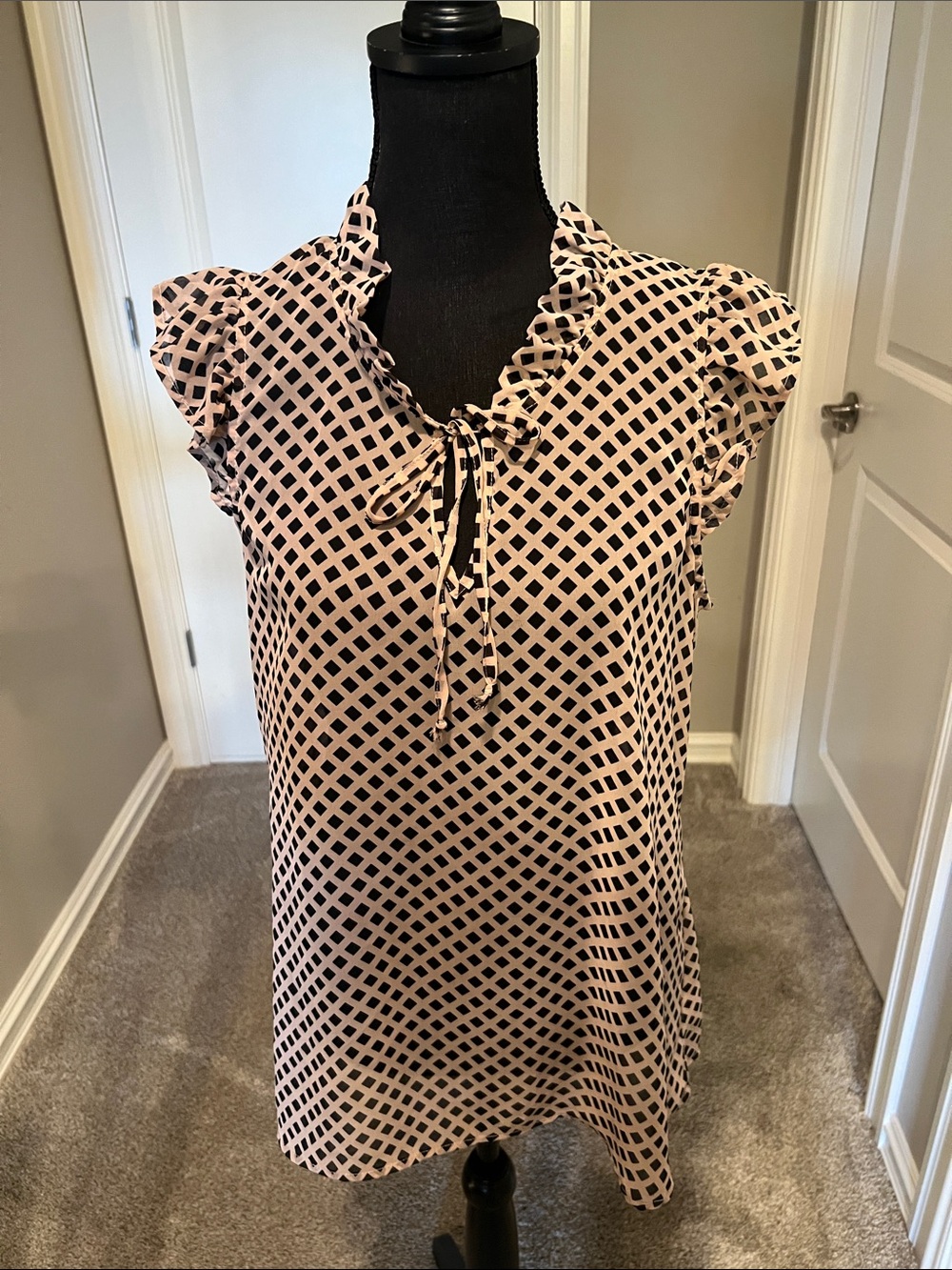 bobeau Pink & Black Lattice Tie-Neck Cap Sleeve Blouse